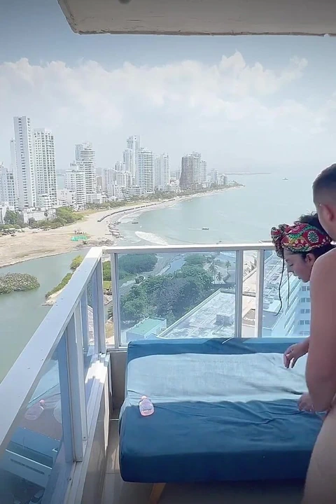 嫂子听到我们做爱, 最后也加入了——她把她粉嫩紧致的阴部给了我