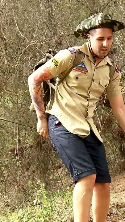 Boy Scout siyah kadın savaşçı tarafından sikilmek için baştan çıkarılıyor | Klip 1