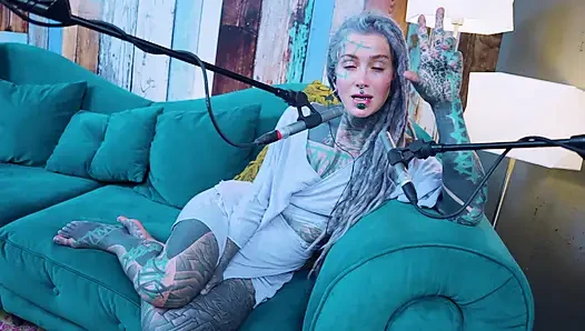 Aku bicara tentang J - Jelousy - ASMR podcast SFW berbicara dengan gadis kurus gothic model bertato rambut gimbal