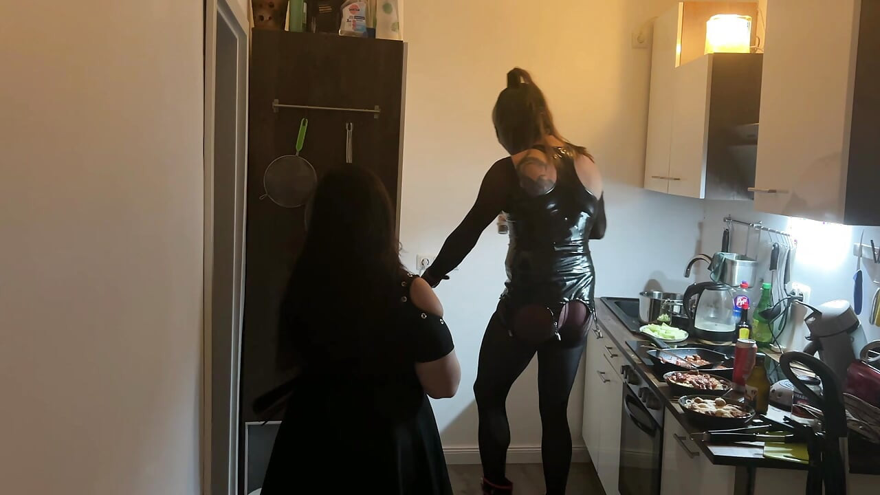 Întâlnire perversă în bucătărie: gagica fetiș își domină prietena