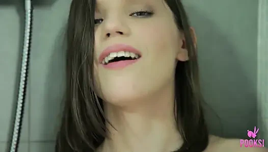 Andy с короткой стрижкой использует душ, чтобы дрочит в душе