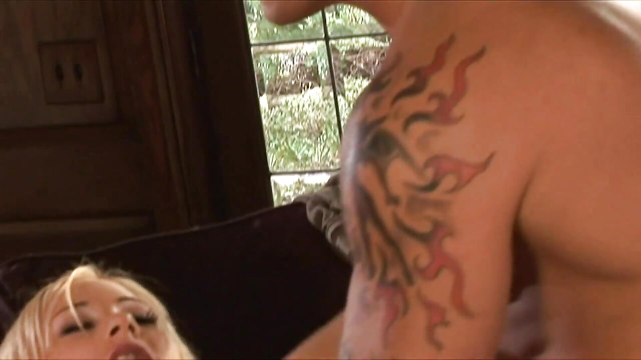 Seks bertiga untuk si jalang jahat dengan buah dada besar