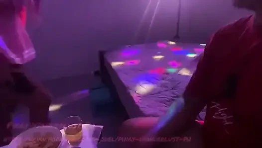 Cewek pinay bar lagi asik ngentot sama pelanggannya di kamar vip sampai matanya merem melek.