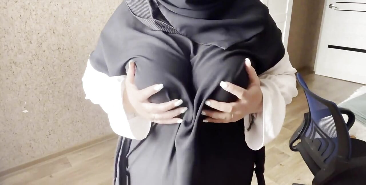 אישה מוסלמית מאוננת בחיג'אב