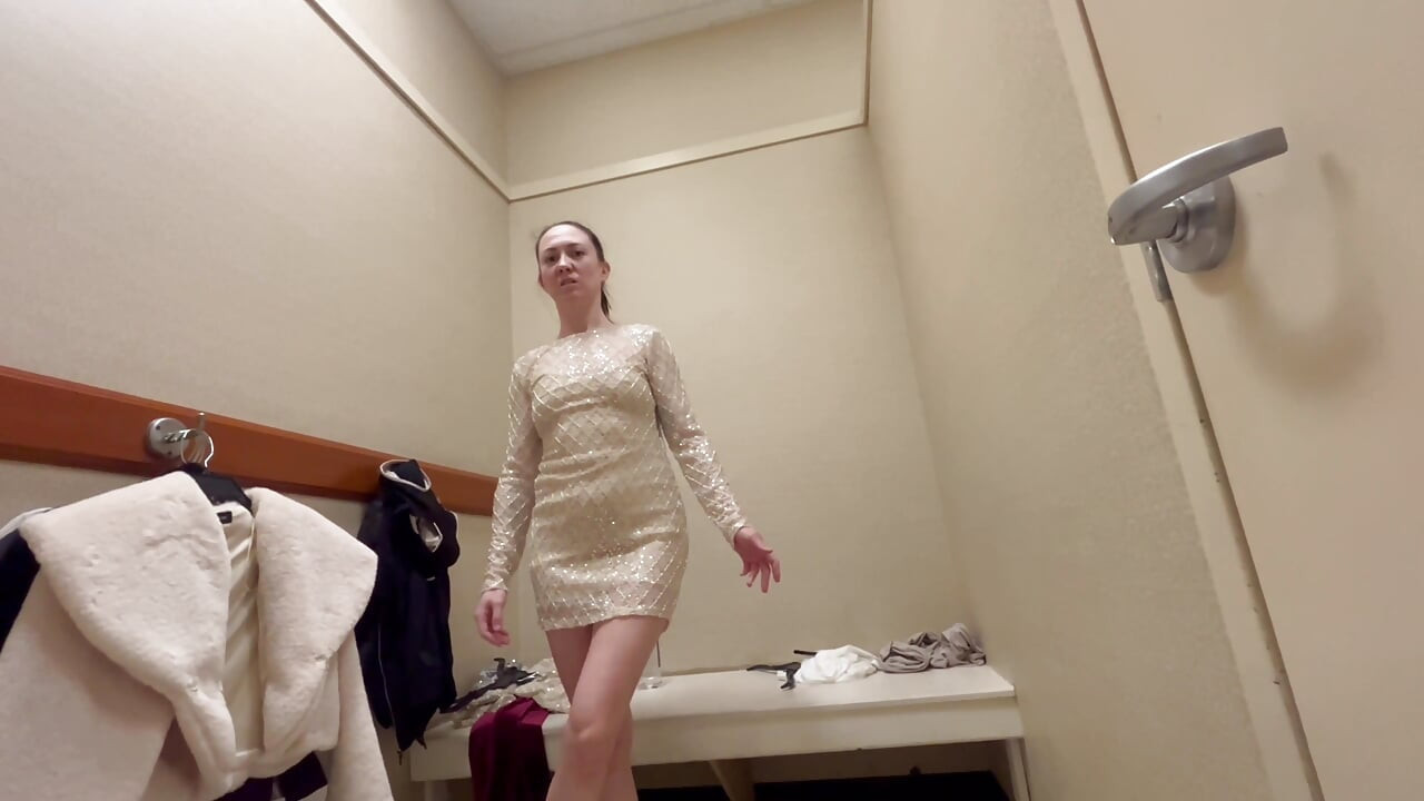 Trung tâm mua sắm thử khoe hàng với khách hàng của cô ấy bộ sưu tập mới