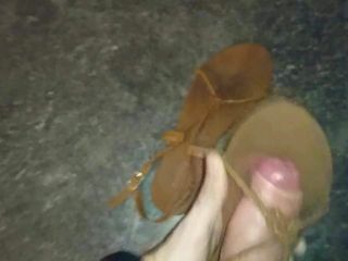 Cum üzerinde tatlı kahverengi yaz sandalet