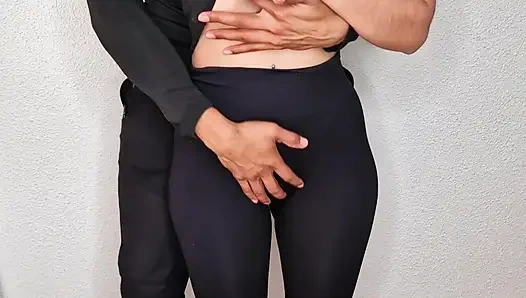 Üvey kız kardeşim antrenmandan sonra beni azdırıyor ve sonunda prezervatifsiz sikişiyoruz