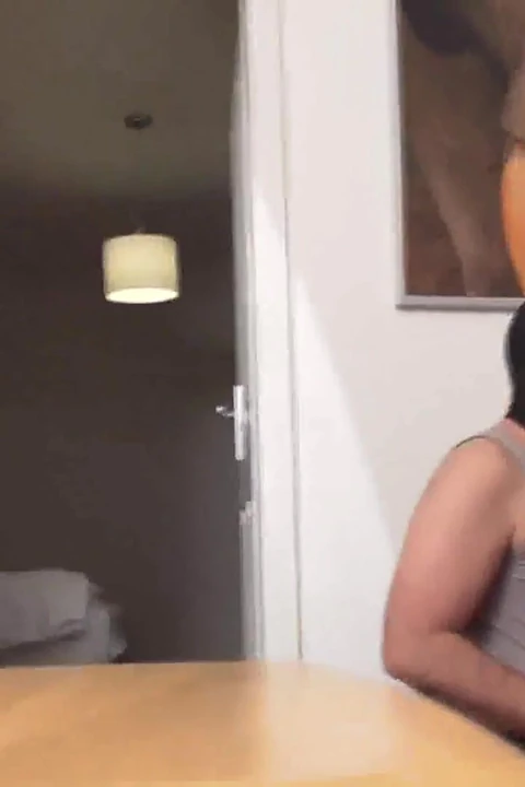 Използва робинята си, за да й лиже путката