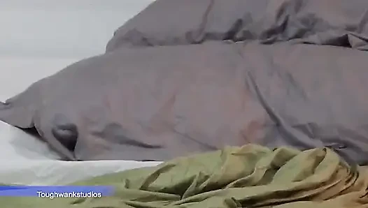 Küçük beyaz yarak iri güzel kadından sevgi alıyor