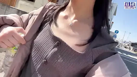 Kalabalık gözlerin dik uçlarında ateşli, sıkı bir tepenin ateşlendiği çıplak meme yürüyüşü faz.1