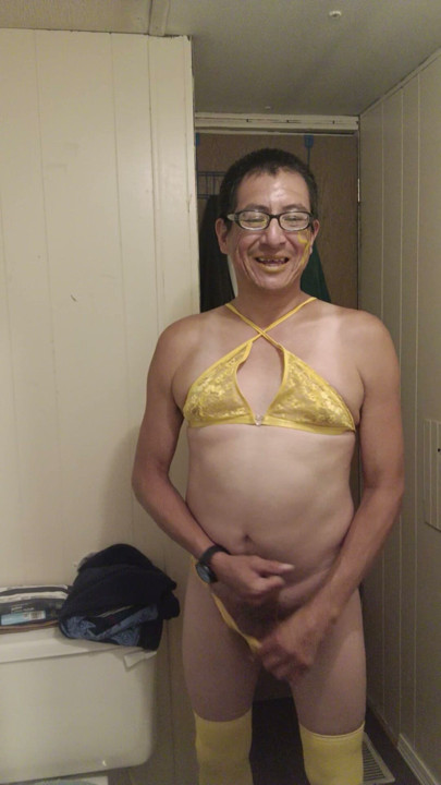 Me playing with my jiggle booty in my Yellow outfit .  Am I good girl? Should I try CEI ? Let me know in the comments. . .