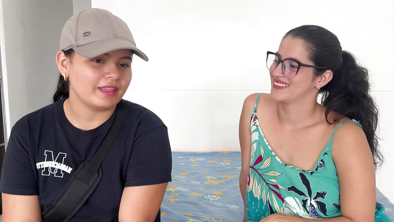 Seltsam fickt mich sehr hart, fesselt mich, dominiert mich und kommt in mich!