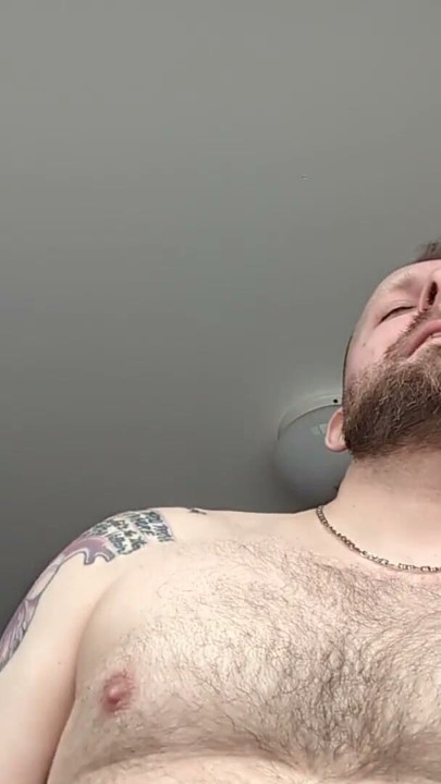 POV: Se din hetero-romkamerat i øynene mens han knuller deg | Klipp 1