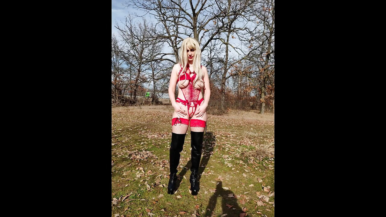 Pequena prostituta tira seu body vermelho na estrada parte 2