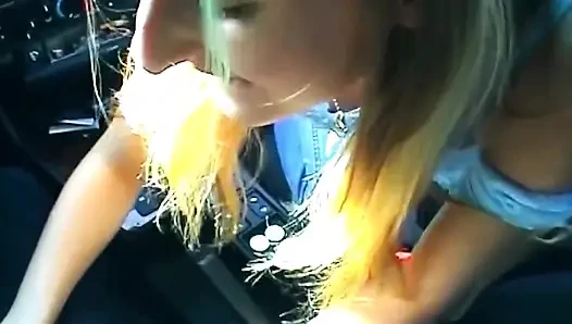 Cewek hot rambut pirang lagi asik nyepong dan pamer memek beceknya di dalam mobil