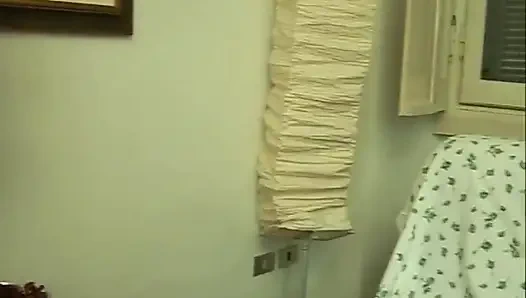 Küçük memeli esmer maskeli mastürbasyon yapıyor