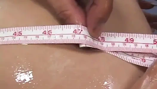 Genç esmer sert yarağı yutuyor ve sonra götünü yağlatıyor ve amını siktiriyor