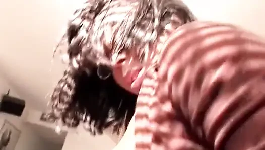 Sexy schätzchen mit brille gibt diesem typen mit dem langen schwanz kopf