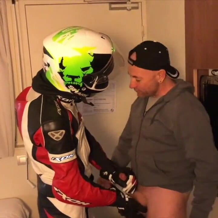 Incrível submissão de fetiche para Jess e motociclista hetero