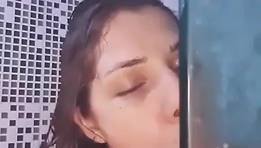 Hot Babe Masturbating in the Bath