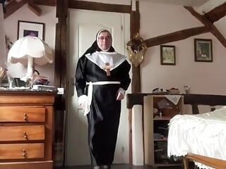Roupa com o vestido de uma freira para uma noite fora