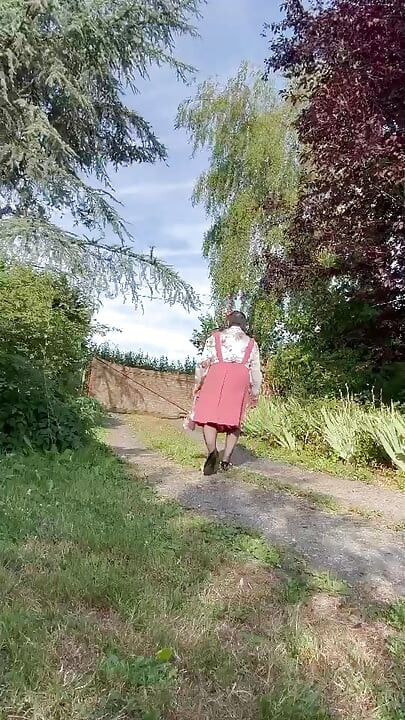 Dressed in a little pink strap skirt for an evening