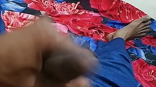 Zwarte Indische jongen masturbeert met zijn grote pik, Indische xxx, Desi xxx homo -video