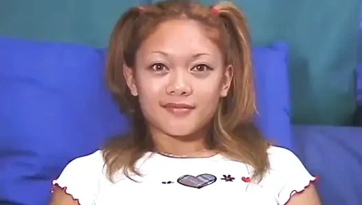 Sexy asiatische muschi fickt dildo in einer college-uniform
