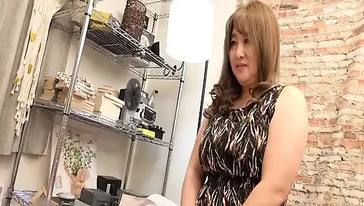 P123G06 A sexless and busty seduces an electrician who came to fix a cooler!