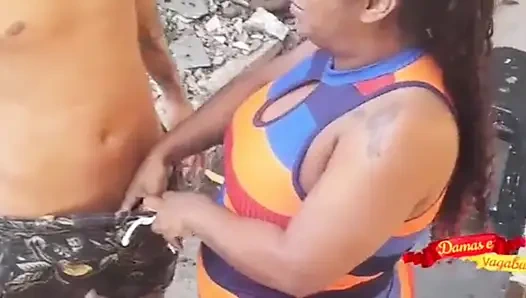 Tombul hayran beni odun kesmeye davet etti, o da vajinasında odun aldı