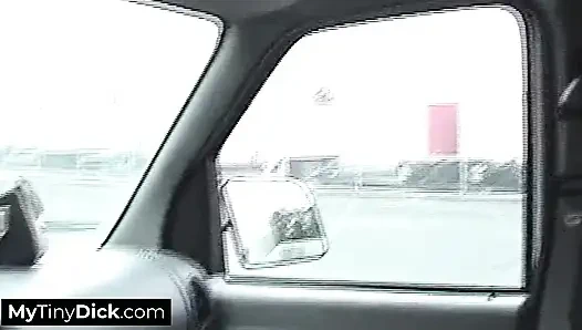 Cewek semok ini lagi asik nyepong kontol kecil temannya di dalam mobil