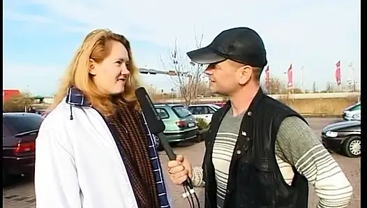 Ginger teen mit dicken möpsen und behaarter muschi zieht sich beim casting aus