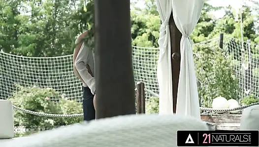 21 naturals - ince sarışın güzellik suyun yanında büyük yarağa biniyor