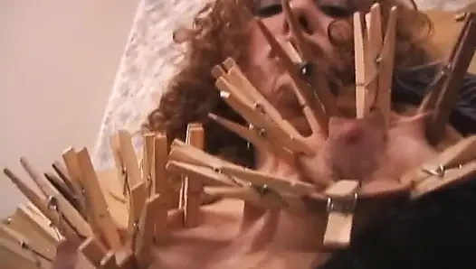 Wäscheklammern auf den titten