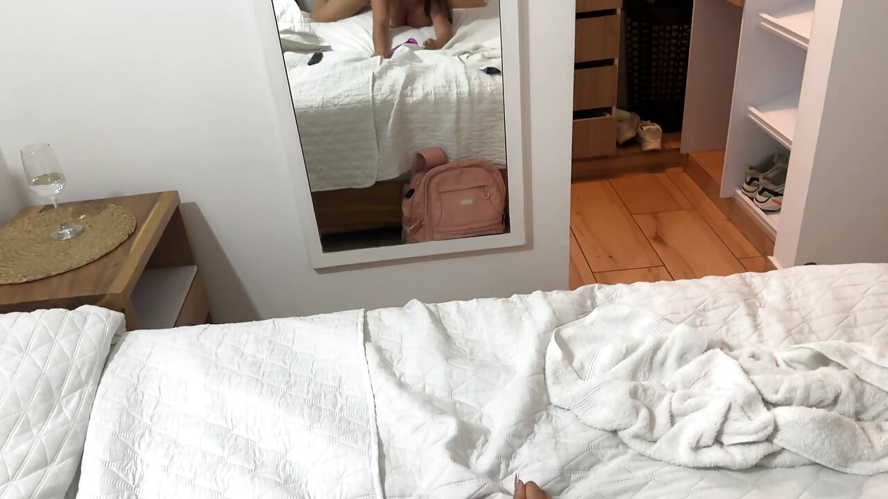 POV cu soră vitregă latină excitată, îmi arată cadourile prietenei ei și mă surprinde cu un dildo în pizda ei strâmtă și udă