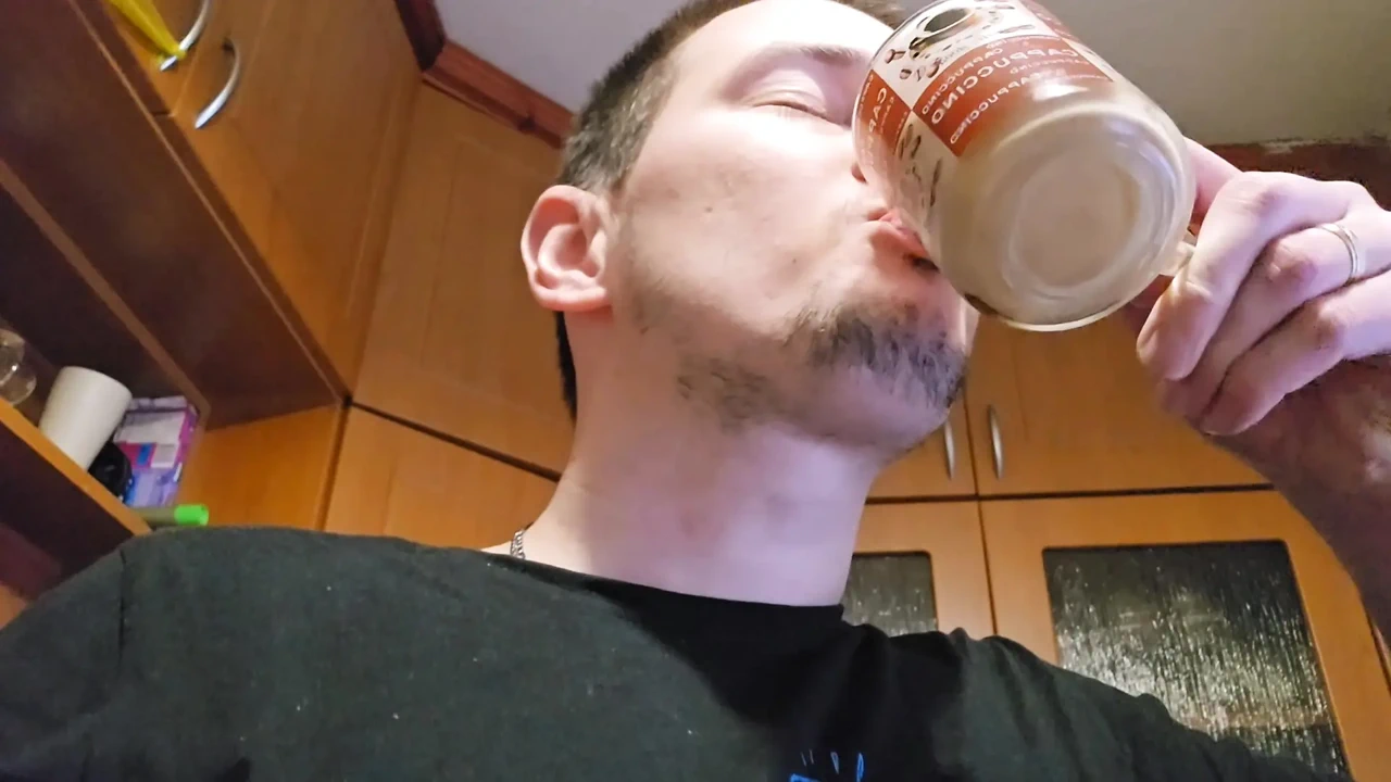 等待我的晨间咖啡变成了饥渴的自慰, 在地板上射精