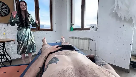 Schöne Masseurin springt auf eine