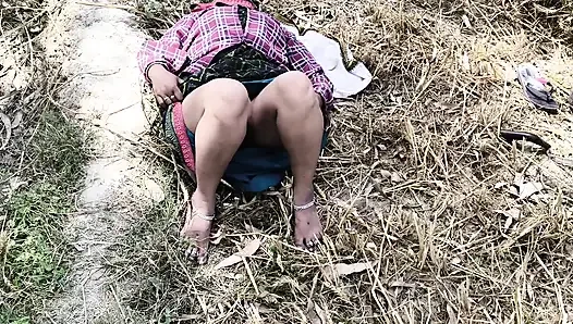 Kakak ipar itu menjadi romantis di lapangan dan mulai meraba barang-barangnya