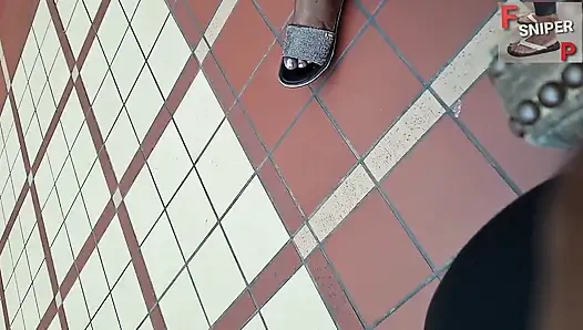 Wanita kulit hitam yang super semok lagi asik muasin memeknya pakai kaki pink