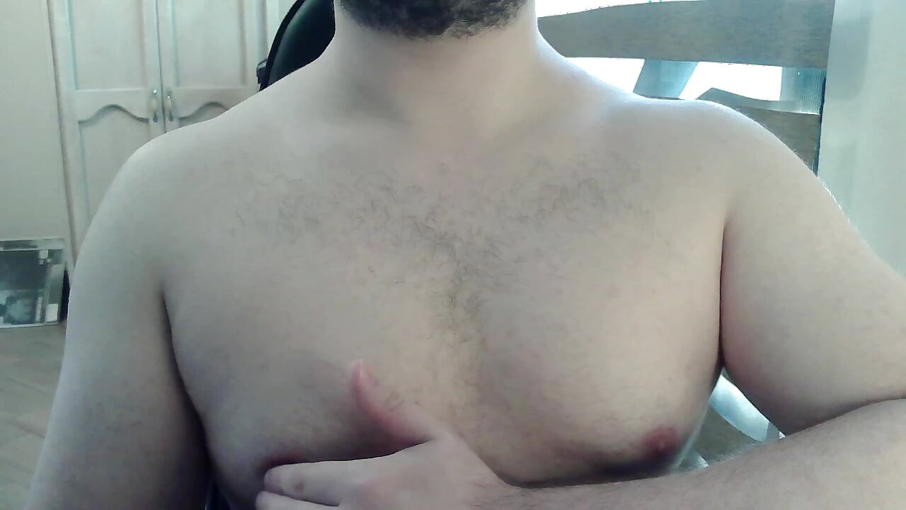 Camboy musculoso trabaja la parte superior de su cuerpo