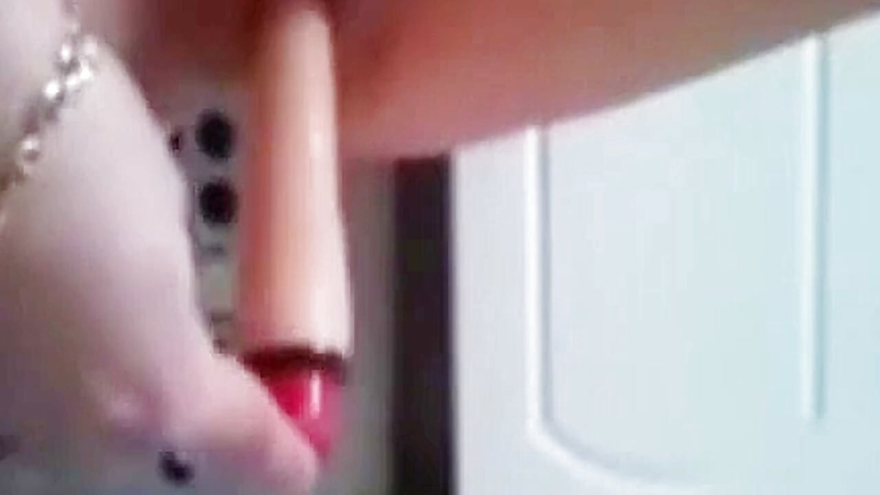 Pełna MILF masturbująca się, wpalająca palce w cipkę aż do orgazmu