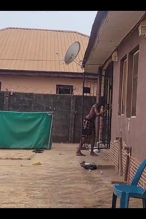 Alice este o tânără soție șantajată de cumnatul ei!! Fianally îi dă ceea ce vrea.