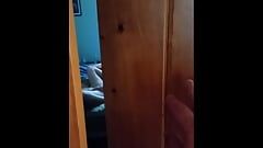 जासूसी करते हुए मैंने और मेरी पत्नी को कैमरे में कैद कर लिया जब वह पोर्न देख रही थी और हस्तमैथुन कर रही थी!
