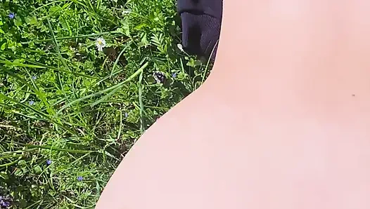 Сладкого зайчика трахнул незнакомец на зеленом поле.