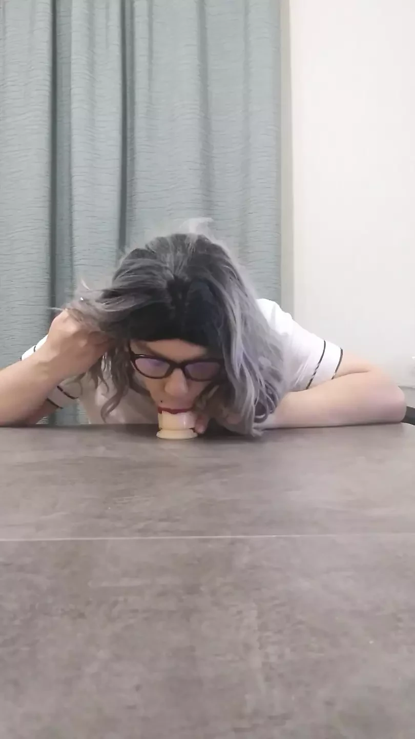 Rikki sinclair öğrenci emme yapay penis