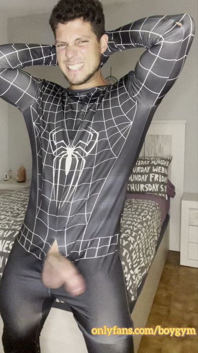 Mom velikom kurcu ne treba dodir da bi svršio! Spajdermen svršava