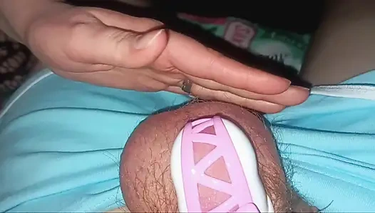 Играю с муженьком в его поясе целомудрия с хорошенькой розовой лентой.