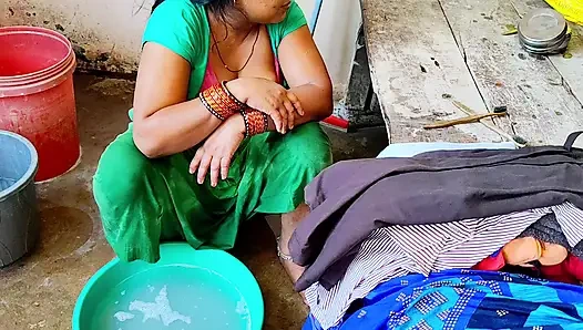 Desi bhabhi ne  bathroom me land chusha