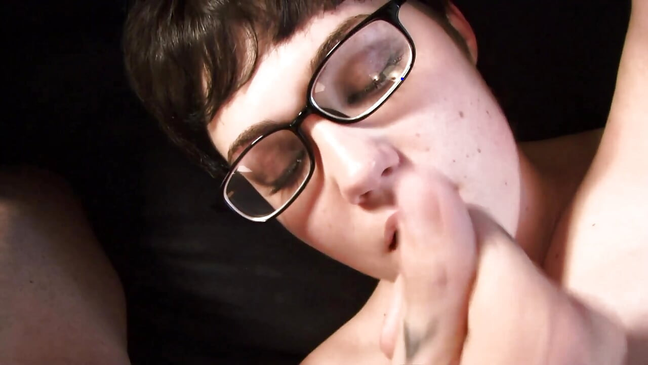 Büyük memeli sevimli tombul esmer harika bir göğüsle muamele çekiyor