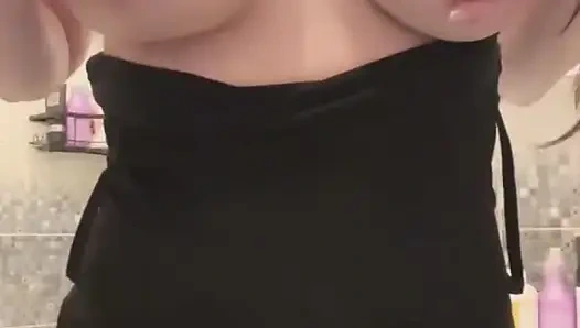 Ibu tiri muda toket besar ngentot dildo di kamar mandi